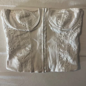 Vit korsett från Zara  - Säljer denna fina korsetten från Zara 🥰🥰
