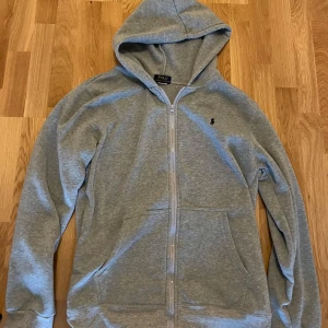 Grå zip hoodie från Ralph Lauren - Grå zip hoodie från Ralph Lauren | Storlek L men passar även M | Skick 10/10.