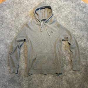 Ralph Lauren Cardigan - Fräsch Ralph Lauren Hooodie/Cardigan i färgen grå | Storlek: M passar även L | Skick: 10/10 | Nypris: 2199kr |