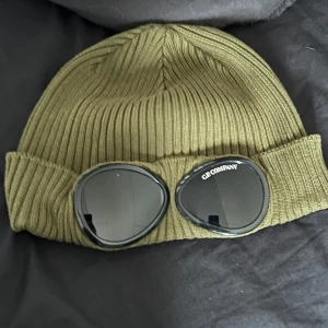 Cp Company mössa - Mössan är autentisk perfekt för våren som kommer och passar bra i fotbollssammanhang också. 