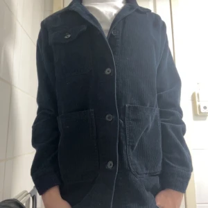 Blå overshirt från Lindebergh - Säljer en mörkblå overshirt från Lindebergh i storlek M. Den sitter lite för stort för mig så jag tänker att jag inte har något nytta av den. Skriv om ni är intresserade❤️🙌