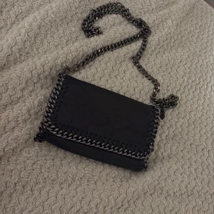 Väska  - Hej säljer min ass snygga väska då den inte kommer till användning haft den i typ två år. Hör av er vid intresse frågor eller fler bilder köparen står för frakten💕