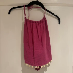 Rosa topp med snäckdetaljer - Säljer denna topp från zara med snäckdetaljer. Använd en gång. 