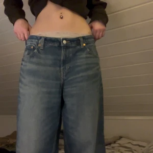 Jeans från Weekday - Midja-46cm  Innerben-77cm   Hela-105cm      Säljer ett par blå Weekday jeans i modellen Ample Low Loose. Ett par baggy jeans som jag köpte på vinted med de kom aldrig till användning. De är något slitna längt ner men de syns inte när man har på sig dem. De står ingen storlek men skulle uppskatta att de skulle passa en L men inte om man vill ha de baggy kanske.
