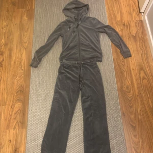 Mörkgrått mjukis-set - Säljer ett mysigt mörkgrått mjukis-set från Gina Tricot. Hoodien har dragkedja och snören vid huvan, medan byxorna har resår och snörning i midjan. Perfekt för en avslappnad dag hemma eller en stilren look på stan. Settet ligger även ute på mitt vinted konto som heter tilde.karlsson. 
