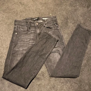 Svart/gråa Replay Anbass  - Säljer nu mina replay anbass jeans. Slim fit passform och strl W29 L32, jeansen är använda tre fyra gånger. Hör av er vid frågor