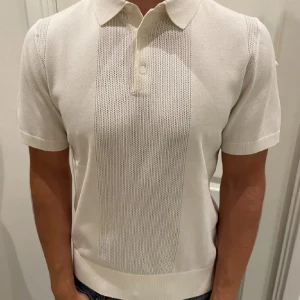 Vit pikétröja med textur - Snygg vit pikétröja från J.Lindberg med korta ärmar och texturerad panel fram och bak. Perfekt för en stilren och avslappnad look.