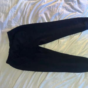 Ralph lauren mjukisbyxor - Blåa mjukisbyxor från RL, mycket bra skick bara legat i garderoben. Storlek M