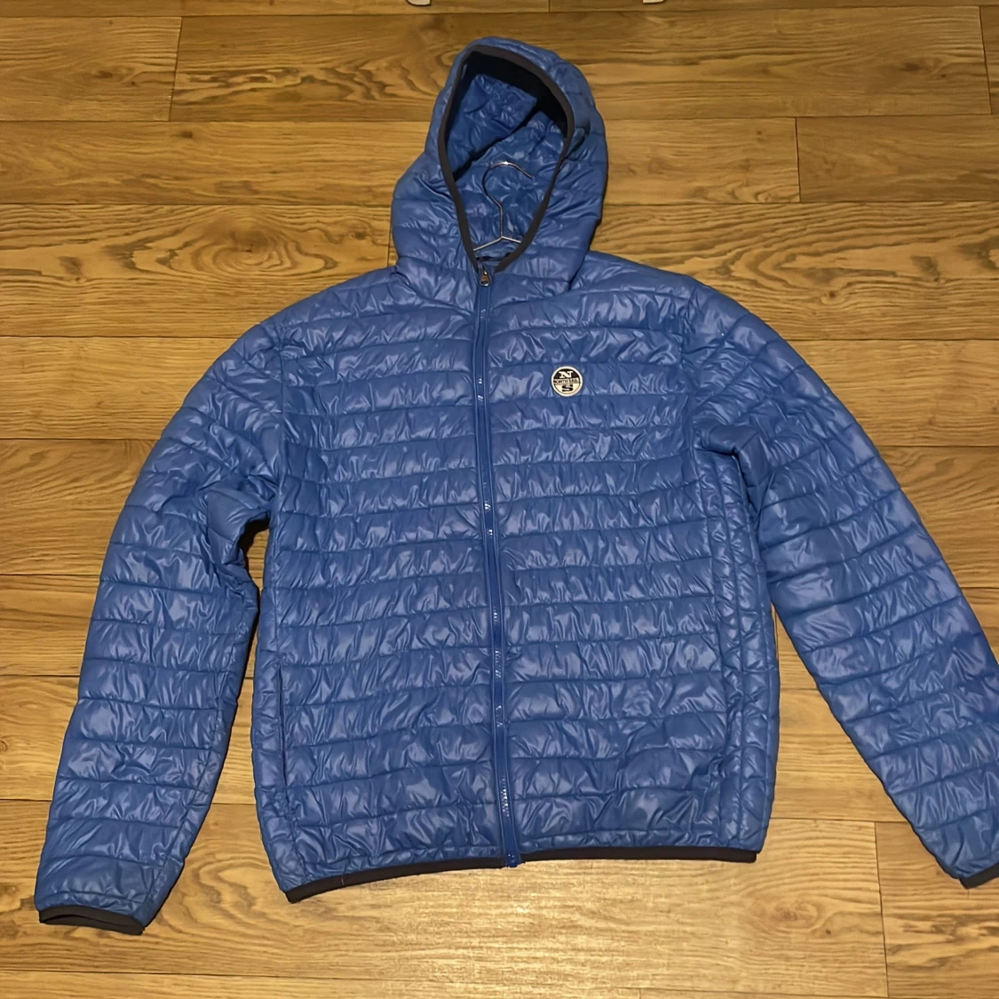 Blå quiltad jacka med huva