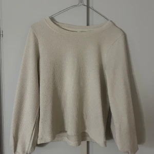 Beige stickad tröja - Säljer denna fina tunn stickade tröja från JDY och köpt från Nelly. Säljer pga att den inte används längre💗