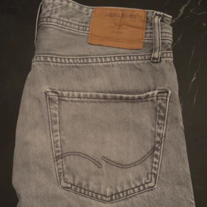 Jack & Jones jeans Loose/chris i storlek W28 L32 ljusgrå! - Jack &Jones jeans i toppskick för endast 249kr! Nypris 800kr