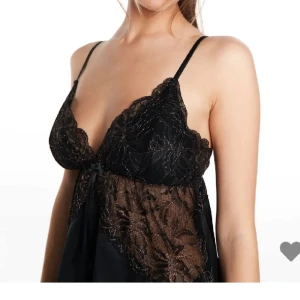 spets linne - spetsnattlinne från new yorker i storlek xl men sitter mer som M men ftf stor drf säljer jag den.