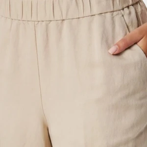 Gant  linnebyxor - Snygga beige linnebyxor med hög midja och rak passform. Perfekta för en avslappnad och stilren look. Byxorna har en elastisk midja för extra komfort. Helt ny , har även en i marinblå till salu 