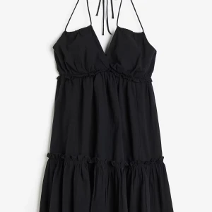 Svart klänning  - Säljer den här super söta svarta klänningen från H&M då den är för liten. Knappt använd, nypris 249kr, pris kan diskuteras!💓