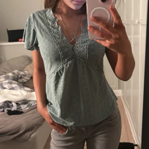 mintgrön blus med spetsdetaljer - söt mintgrön blus med spetsdetaljer och korta ärmar, v-ringad, perfekt för vår och sommar!💘