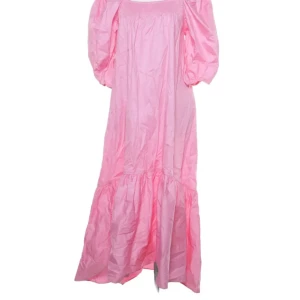 Rosa långklänning från H&M - Charmig rosa långklänning från H&M med puffiga trekvartsärmar och en volangdetalj vid fållen. 