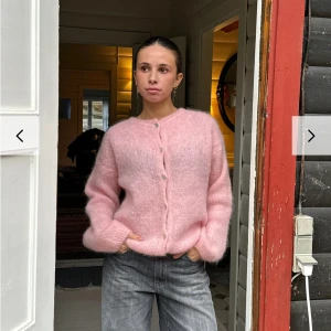 Rosa kofta från Design by Si - Säljer en supermjuk och fluffig rosa kofta från Design by Si. Jag säljer pågrund av att jag inte fått någon användning av den. Den har lappen kvar och är aldrig använd💞 Pris kan diskuteras!