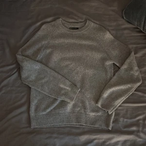 Stickad tröja  - Grå stickad tröja från Cubus. Fint skick och väldigt skön. Pris kan diskuteras vid snabb affär, storlek S 