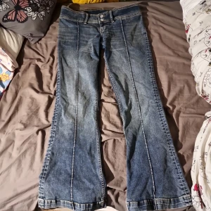 M/L jeans från Monki 💋 - Ett par ursnygga byxor, passande om du gillar stockholmsstil eller liknande! 🙏😊 Är av stretchigt jeans material som gör dem skönare att ha på sig ✨️  Går att ha till allt, väldigt lätta att styla 😄 Passar om du är lite åt det längre hållet 🫶 Säljer då jag är ganska kort och missuppfattade storleken! 😅