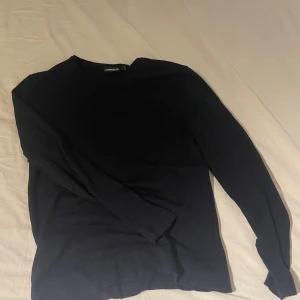 Marin blå från J.Lindeberg - Säljer en stilren svart tröja från J.Lindeberg. Tröjan har långa ärmar och är perfekt för en minimalistisk look. Passar bra till både jeans och chinos. Funkar för S också