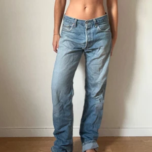 Vintage Levis 501 - Perfekta vintage Levis 501. Ej strykta på bilden. Märkt storlek 31x36, baggy på mig som vanligtvis har 34, passar upp till M beroende på passform