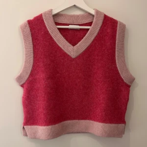 Stickad väst  - Stickad väst med v-ringning 