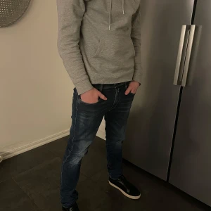 Replay anbass - Säljer dessa sjukt feta jeans från replay, skick 10/10. Inga defekter alls!!! Nypris på dessa ligger runt 1800kr, mitt pris 499kr🤑🤑Fraktar via Postnord på köparens beskostnad📦 Hör av dig vid minsta fråga eller fundering!🙌🙌