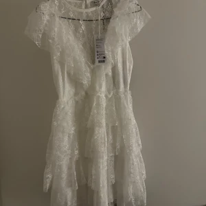 Studentklänning  - Säljer min helt oanvända studentklänning från bubbleroom i med prislapp kvar. Säljer den pågrund av att jag hittade en annan klänning jag ville ha istället på min student. Annars super fin! Nypris 999kr