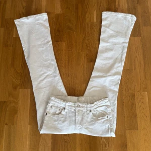 Vita jeans från Gina Tricot - Snygga low waist och bootcut vita jeans från Gina Tricot i storlek 152. De har en klassisk femficksdesign och är perfekta för en stilren look. Passar bra till både vardag och speciella tillfällen.
