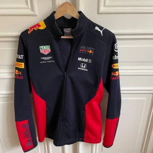 Red Bull Racing jacka - Säljer nu en asfet Red bull jacka! Den är i nyskick, endast använd ett fåtal gånger och helt utan defekter. Hör gärna av er vid frågor!