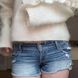Lågmidjade jeanshorts  - Superfina jeanshorts, midjemått 38 tvärs över 💕💕