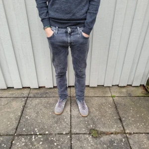 Nudie jeans  - Säljer ett par snygga Nudie jeans i modell Skinny Lin. Jeansen är i mycket bra skick utan defekter. Det är storlek W29/L30. Vid minsta fråga eller fundering är det bara att höra av sig🙌😄