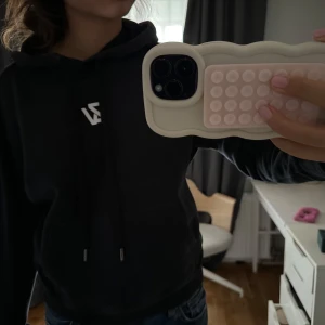 Svart zadig hoodie - Säljer en svart hoodie med tryck på både framsidan och baksidan. Köpte den för ca 3500 för något år sen, och väl andvänd därav priset men fortfarande i mycket bra skick!