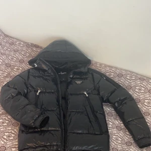 Alessandro zavetti - Alessandro zavetti jacka, storleken S skulle nog passa någon mellan 175-183, inga skador eller defekter på jackan. 