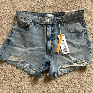Jeansshorts - säljer dessa ljusblå jeansshorts ifrån Gina tricot! De är helt nya och aldrig använda, prislappen är fortfarande kvar. Köptes för nåt år sedan men har aldrig används då jag hade ett par liknande. Storlek 164 men skulle säga att de passar S. Perfekta nu till våren och sommaren💗Priset kan diskuteras!