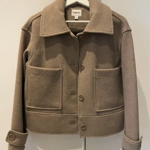 Beige kappa från Kappahl - Snygg beige kappa från Kappahl. Säljer då den inte kommer till användning💞har ej använt mycket så är nästan i nyskick. Köpt för 700
