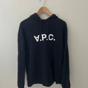 Navy blue A.P.C hoodie  - Säljer nu min A.P.C. hoodie som är i ett mycket bra skick. Jag är 183 lång och den sitter bra på mig. Vid fler funderingar tveka inte att fråga.