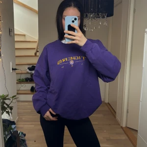 College tröja med motiv - Köpt på en Beyond Retro, väldigt vintage och skitcool tröja