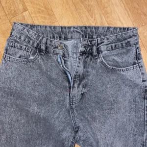 Grå jeans med dragkedja -  Har andvänds 3 gånger men beställde i fel storlek så det är därför jag Säljer den. Priset kan diskuteras 