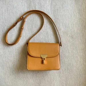 Väska från Mango - Cool väska från mango, som ny förutom ett litet märke på guldet där man stänger den, syns bara i vissa ljus. (se bild)