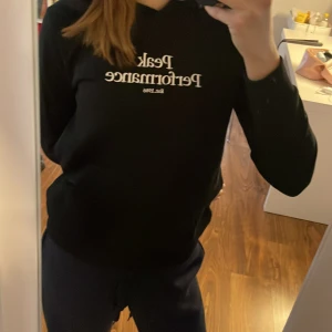 Svart hoodie från Peak Performance - Säljer en stilren svart hoodie från Peak Performance. Använd men inga defekter 💗