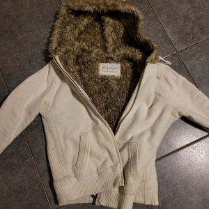 fur jacket - knappt använd, inga deflekter. lämna pris förslag