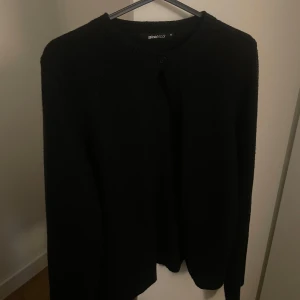 Svart kofta från Gina Tricot - Kofta med en knapp från Gina Tricot. Nästintill oanvänd, så i mycket bra skick. 