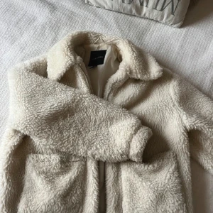  Teddyjacka från New Look - Mysig vit jacka från new look 💓