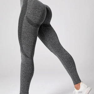 Grå leggings - Snygga grå leggings med tight passform och hög midja. Perfekta för träning eller en avslappnad dag. Materialet är stretchigt och bekväm. Aldrig använda