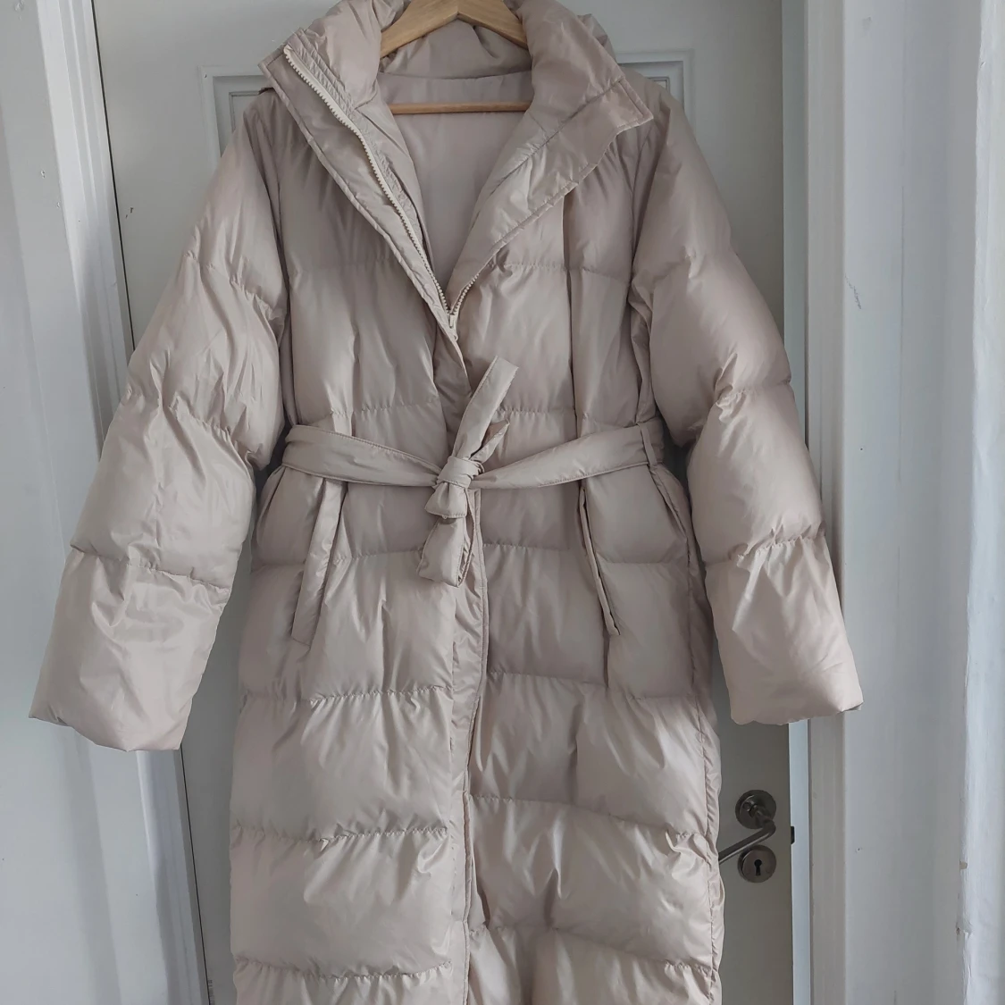 Beige lång dunjacka med huva - 2