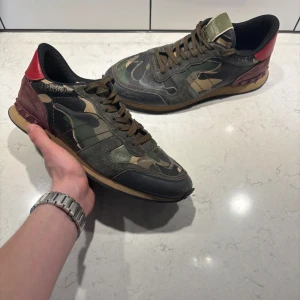 Valentino Rockrunners  -  Ett par riktigt snygga Valentino Rockrunners, riktigt fet färg kombo. Självklart äkta. Dessa är i storlek 43. Bra skick! Nypris ligger runt 5500kr. Säljs för 1350kr. Mvh