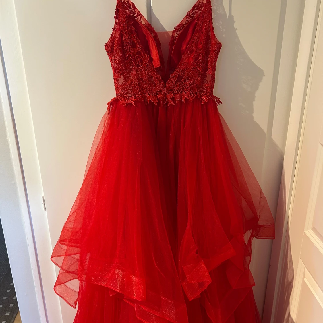 Röd balklänning med spetsdetaljer - 3