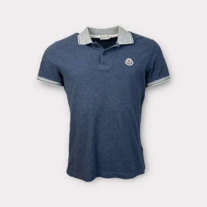 Moncler Piké - Nu säljer vi denna feta moncler pikén! Riktigt snygg och perfekt nu när det börjar bli varmare. Skick 8,5/10, äktighets bevis finns!Storlek L (passar M) Orginal pris 3600kr, vid minsta intresse så hör ni er gärna av i DM🤩