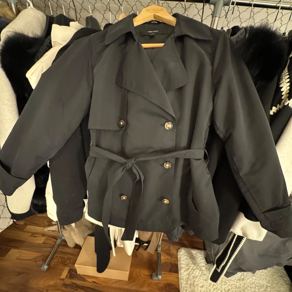 Svart trenchcoat med bälte